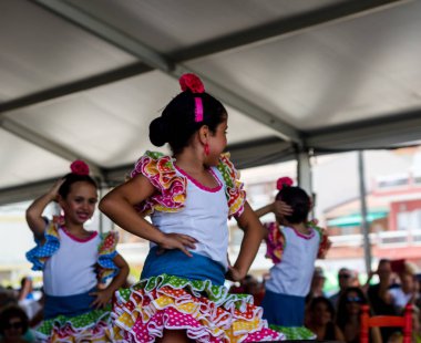 Torre Del Mar, İspanya - 22 Temmuz 2018 Latin dans gösterisi bir dans grubu tarafından İspanyol müzik, ritim içinde gerçekleştirilen çocuk halk kostümleri seyirci önünde dans gösterisi gerçekleştirme