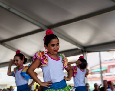 Torre Del Mar, İspanya - 22 Temmuz 2018 Latin dans gösterisi bir dans grubu tarafından İspanyol müzik, ritim içinde gerçekleştirilen çocuk halk kostümleri seyirci önünde dans gösterisi gerçekleştirme
