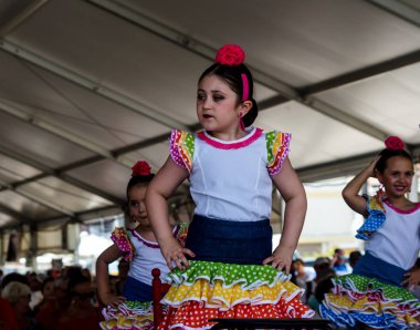 Torre Del Mar, İspanya - 22 Temmuz 2018 Latin dans gösterisi bir dans grubu tarafından İspanyol müzik, ritim içinde gerçekleştirilen çocuk halk kostümleri seyirci önünde dans gösterisi gerçekleştirme
