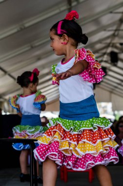 Torre Del Mar, İspanya - 22 Temmuz 2018 Latin dans gösterisi bir dans grubu tarafından İspanyol müzik, ritim içinde gerçekleştirilen çocuk halk kostümleri seyirci önünde dans gösterisi gerçekleştirme
