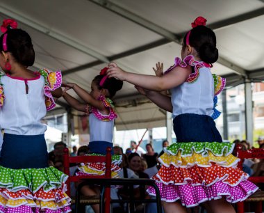 Torre Del Mar, İspanya - 22 Temmuz 2018 Latin dans gösterisi bir dans grubu tarafından İspanyol müzik, ritim içinde gerçekleştirilen çocuk halk kostümleri seyirci önünde dans gösterisi gerçekleştirme