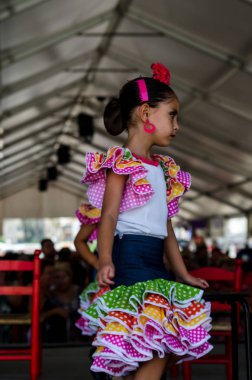 Torre Del Mar, İspanya - 22 Temmuz 2018 Latin dans gösterisi bir dans grubu tarafından İspanyol müzik, ritim içinde gerçekleştirilen çocuk halk kostümleri seyirci önünde dans gösterisi gerçekleştirme
