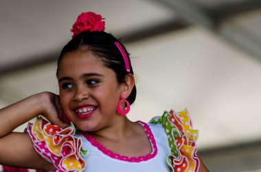 Torre Del Mar, İspanya - 22 Temmuz 2018 Latin dans gösterisi bir dans grubu tarafından İspanyol müzik, ritim içinde gerçekleştirilen çocuk halk kostümleri seyirci önünde dans gösterisi gerçekleştirme