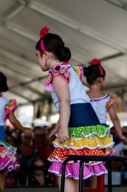 Torre Del Mar, İspanya - 22 Temmuz 2018 Latin dans gösterisi bir dans grubu tarafından İspanyol müzik, ritim içinde gerçekleştirilen çocuk halk kostümleri seyirci önünde dans gösterisi gerçekleştirme