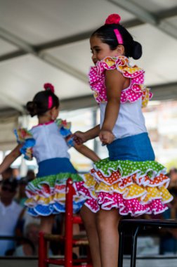 Torre Del Mar, İspanya - 22 Temmuz 2018 Latin dans gösterisi bir dans grubu tarafından İspanyol müzik, ritim içinde gerçekleştirilen çocuk halk kostümleri seyirci önünde dans gösterisi gerçekleştirme