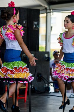 Torre Del Mar, İspanya - 22 Temmuz 2018 Latin dans gösterisi bir dans grubu tarafından İspanyol müzik, ritim içinde gerçekleştirilen çocuk halk kostümleri seyirci önünde dans gösterisi gerçekleştirme
