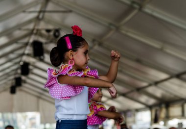 Torre Del Mar, İspanya - 22 Temmuz 2018 Latin dans gösterisi bir dans grubu tarafından İspanyol müzik, ritim içinde gerçekleştirilen çocuk halk kostümleri seyirci önünde dans gösterisi gerçekleştirme
