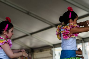 Torre Del Mar, İspanya - 22 Temmuz 2018 Latin dans gösterisi bir dans grubu tarafından İspanyol müzik, ritim içinde gerçekleştirilen çocuk halk kostümleri seyirci önünde dans gösterisi gerçekleştirme