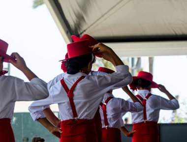 Torre Del Mar, İspanya - 22 Temmuz 2018 Latin dans gösterisi bir dans grubu tarafından İspanyol müzik, ritim içinde gerçekleştirilen çocuk halk kostümleri seyirci önünde dans gösterisi gerçekleştirme
