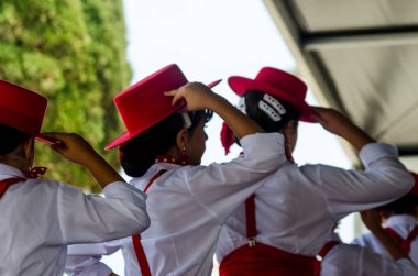 Torre Del Mar, İspanya - 22 Temmuz 2018 Latin dans gösterisi bir dans grubu tarafından İspanyol müzik, ritim içinde gerçekleştirilen çocuk halk kostümleri seyirci önünde dans gösterisi gerçekleştirme