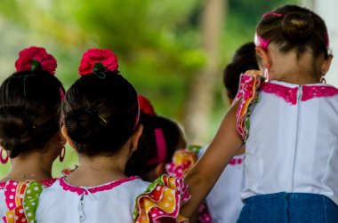 Torre Del Mar, İspanya - 22 Temmuz 2018 Latin dans gösterisi bir dans grubu tarafından İspanyol müzik, ritim içinde gerçekleştirilen çocuk halk kostümleri seyirci önünde dans gösterisi gerçekleştirme