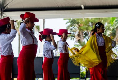 Torre Del Mar, İspanya - 22 Temmuz 2018 Latin dans gösterisi bir dans grubu tarafından İspanyol müzik, ritim içinde gerçekleştirilen çocuk halk kostümleri seyirci önünde dans gösterisi gerçekleştirme