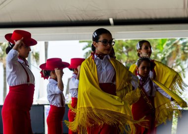 Torre Del Mar, İspanya - 22 Temmuz 2018 Latin dans gösterisi bir dans grubu tarafından İspanyol müzik, ritim içinde gerçekleştirilen çocuk halk kostümleri seyirci önünde dans gösterisi gerçekleştirme