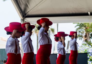 Torre Del Mar, İspanya - 22 Temmuz 2018 Latin dans gösterisi bir dans grubu tarafından İspanyol müzik, ritim içinde gerçekleştirilen çocuk halk kostümleri seyirci önünde dans gösterisi gerçekleştirme