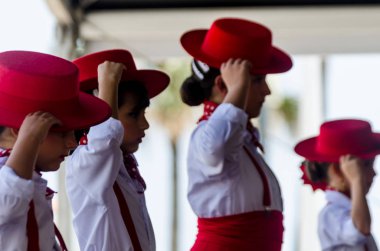 Torre Del Mar, İspanya - 22 Temmuz 2018 Latin dans gösterisi bir dans grubu tarafından İspanyol müzik, ritim içinde gerçekleştirilen çocuk halk kostümleri seyirci önünde dans gösterisi gerçekleştirme