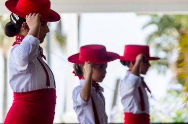 Torre Del Mar, İspanya - 22 Temmuz 2018 Latin dans gösterisi bir dans grubu tarafından İspanyol müzik, ritim içinde gerçekleştirilen çocuk halk kostümleri seyirci önünde dans gösterisi gerçekleştirme
