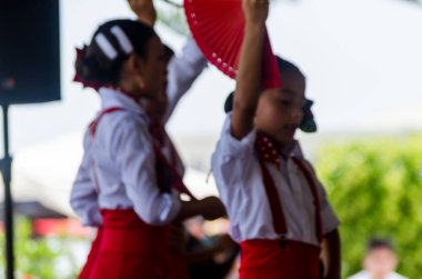 Torre Del Mar, İspanya - 22 Temmuz 2018 Latin dans gösterisi bir dans grubu tarafından İspanyol müzik, ritim içinde gerçekleştirilen çocuk halk kostümleri seyirci önünde dans gösterisi gerçekleştirme