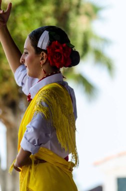 Torre Del Mar, İspanya - 22 Temmuz 2018 Latin dans gösterisi bir dans grubu tarafından İspanyol müzik, ritim içinde gerçekleştirilen çocuk halk kostümleri seyirci önünde dans gösterisi gerçekleştirme