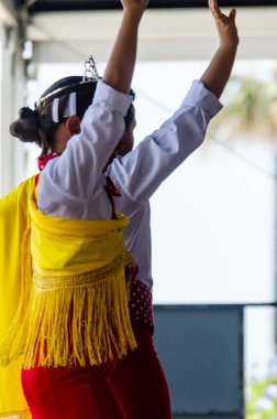 Torre Del Mar, İspanya - 22 Temmuz 2018 Latin dans gösterisi bir dans grubu tarafından İspanyol müzik, ritim içinde gerçekleştirilen çocuk halk kostümleri seyirci önünde dans gösterisi gerçekleştirme