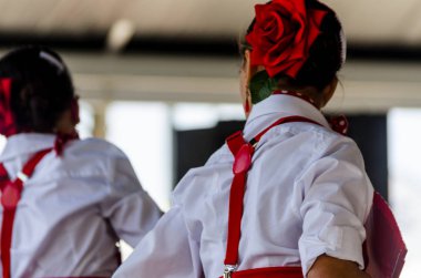 Torre Del Mar, İspanya - 22 Temmuz 2018 Latin dans gösterisi bir dans grubu tarafından İspanyol müzik, ritim içinde gerçekleştirilen çocuk halk kostümleri seyirci önünde dans gösterisi gerçekleştirme