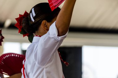 Torre Del Mar, İspanya - 22 Temmuz 2018 Latin dans gösterisi bir dans grubu tarafından İspanyol müzik, ritim içinde gerçekleştirilen çocuk halk kostümleri seyirci önünde dans gösterisi gerçekleştirme