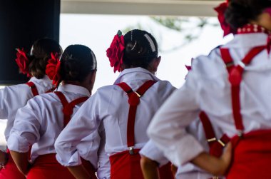 Torre Del Mar, İspanya - 22 Temmuz 2018 Latin dans gösterisi bir dans grubu tarafından İspanyol müzik, ritim içinde gerçekleştirilen çocuk halk kostümleri seyirci önünde dans gösterisi gerçekleştirme
