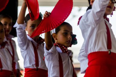Torre Del Mar, İspanya - 22 Temmuz 2018 Latin dans gösterisi bir dans grubu tarafından İspanyol müzik, ritim içinde gerçekleştirilen çocuk halk kostümleri seyirci önünde dans gösterisi gerçekleştirme
