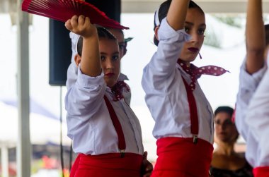 Torre Del Mar, İspanya - 22 Temmuz 2018 Latin dans gösterisi bir dans grubu tarafından İspanyol müzik, ritim içinde gerçekleştirilen çocuk halk kostümleri seyirci önünde dans gösterisi gerçekleştirme