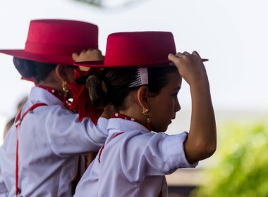 Torre Del Mar, İspanya - 22 Temmuz 2018 Latin dans gösterisi bir dans grubu tarafından İspanyol müzik, ritim içinde gerçekleştirilen çocuk halk kostümleri seyirci önünde dans gösterisi gerçekleştirme