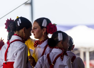 Torre Del Mar, İspanya - 22 Temmuz 2018 Latin dans gösterisi bir dans grubu tarafından İspanyol müzik, ritim içinde gerçekleştirilen çocuk halk kostümleri seyirci önünde dans gösterisi gerçekleştirme