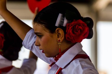 Torre Del Mar, İspanya - 22 Temmuz 2018 Latin dans gösterisi bir dans grubu tarafından İspanyol müzik, ritim içinde gerçekleştirilen çocuk halk kostümleri seyirci önünde dans gösterisi gerçekleştirme