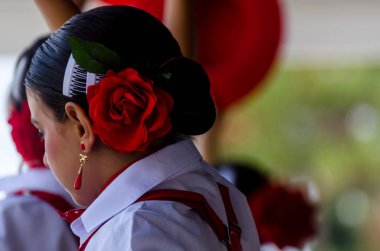 Torre Del Mar, İspanya - 22 Temmuz 2018 Latin dans gösterisi bir dans grubu tarafından İspanyol müzik, ritim içinde gerçekleştirilen çocuk halk kostümleri seyirci önünde dans gösterisi gerçekleştirme