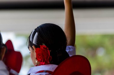 Torre Del Mar, İspanya - 22 Temmuz 2018 Latin dans gösterisi bir dans grubu tarafından İspanyol müzik, ritim içinde gerçekleştirilen çocuk halk kostümleri seyirci önünde dans gösterisi gerçekleştirme