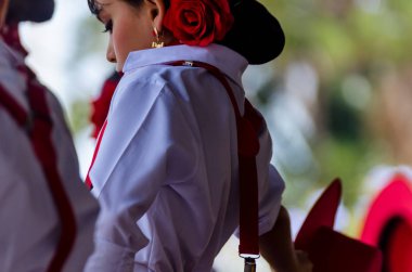 Torre Del Mar, İspanya - 22 Temmuz 2018 Latin dans gösterisi bir dans grubu tarafından İspanyol müzik, ritim içinde gerçekleştirilen çocuk halk kostümleri seyirci önünde dans gösterisi gerçekleştirme