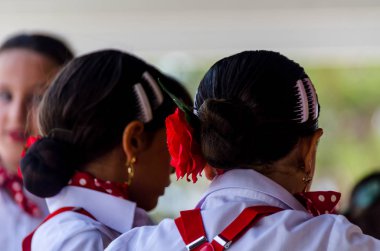 Torre Del Mar, İspanya - 22 Temmuz 2018 Latin dans gösterisi bir dans grubu tarafından İspanyol müzik, ritim içinde gerçekleştirilen çocuk halk kostümleri seyirci önünde dans gösterisi gerçekleştirme