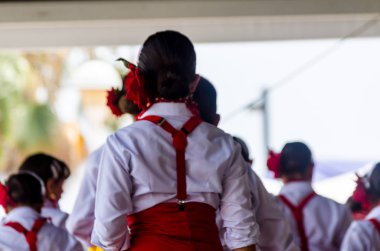 Torre Del Mar, İspanya - 22 Temmuz 2018 Latin dans gösterisi bir dans grubu tarafından İspanyol müzik, ritim içinde gerçekleştirilen çocuk halk kostümleri seyirci önünde dans gösterisi gerçekleştirme