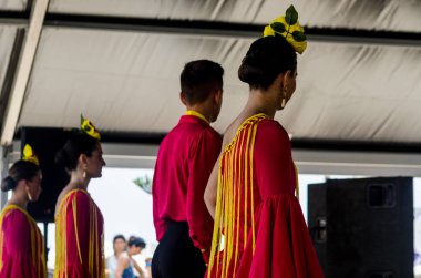 Torre Del Mar, İspanya - Latin dans dans grup tarafından İspanyol müzik, ritim 22 Temmuz 2018 göstermek gençlik halk kostümleri seyirci önünde dans gösterisi gerçekleştirme