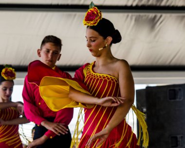 Torre Del Mar, İspanya - Latin dans dans grup tarafından İspanyol müzik, ritim 22 Temmuz 2018 göstermek gençlik halk kostümleri seyirci önünde dans gösterisi gerçekleştirme
