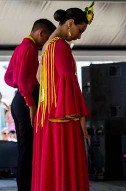 Torre Del Mar, İspanya - Latin dans dans grup tarafından İspanyol müzik, ritim 22 Temmuz 2018 göstermek gençlik halk kostümleri seyirci önünde dans gösterisi gerçekleştirme