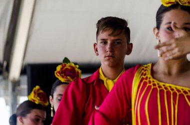 Torre Del Mar, İspanya - Latin dans dans grup tarafından İspanyol müzik, ritim 22 Temmuz 2018 göstermek gençlik halk kostümleri seyirci önünde dans gösterisi gerçekleştirme