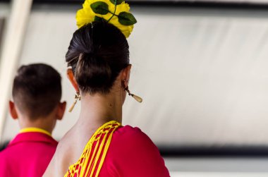 Torre Del Mar, İspanya - Latin dans dans grup tarafından İspanyol müzik, ritim 22 Temmuz 2018 göstermek gençlik halk kostümleri seyirci önünde dans gösterisi gerçekleştirme