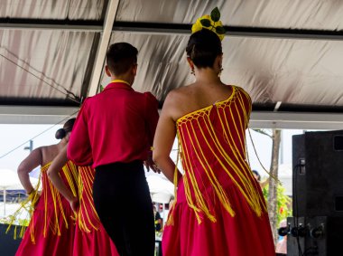 Torre Del Mar, İspanya - Latin dans dans grup tarafından İspanyol müzik, ritim 22 Temmuz 2018 göstermek gençlik halk kostümleri seyirci önünde dans gösterisi gerçekleştirme