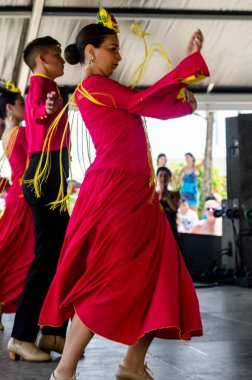 Torre Del Mar, İspanya - Latin dans dans grup tarafından İspanyol müzik, ritim 22 Temmuz 2018 göstermek gençlik halk kostümleri seyirci önünde dans gösterisi gerçekleştirme