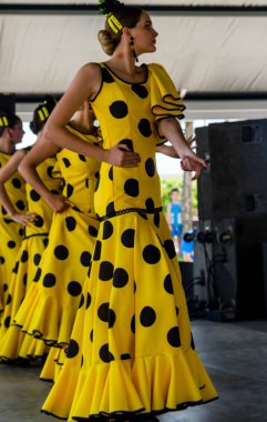 Torre Del Mar, İspanya - Latin dans dans grup tarafından İspanyol müzik, ritim 22 Temmuz 2018 göstermek gençlik halk kostümleri seyirci önünde dans gösterisi gerçekleştirme