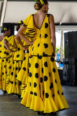 Torre Del Mar, İspanya - Latin dans dans grup tarafından İspanyol müzik, ritim 22 Temmuz 2018 göstermek gençlik halk kostümleri seyirci önünde dans gösterisi gerçekleştirme