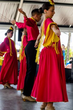 Torre Del Mar, İspanya - Latin dans dans grup tarafından İspanyol müzik, ritim 22 Temmuz 2018 göstermek gençlik halk kostümleri seyirci önünde dans gösterisi gerçekleştirme