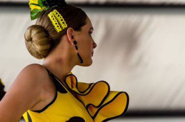 Torre Del Mar, İspanya - Latin dans dans grup tarafından İspanyol müzik, ritim 22 Temmuz 2018 göstermek gençlik halk kostümleri seyirci önünde dans gösterisi gerçekleştirme