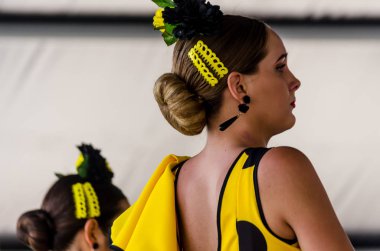 Torre Del Mar, İspanya - Latin dans dans grup tarafından İspanyol müzik, ritim 22 Temmuz 2018 göstermek gençlik halk kostümleri seyirci önünde dans gösterisi gerçekleştirme