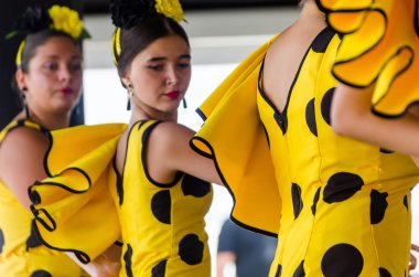 Torre Del Mar, İspanya - Latin dans dans grup tarafından İspanyol müzik, ritim 22 Temmuz 2018 göstermek gençlik halk kostümleri seyirci önünde dans gösterisi gerçekleştirme