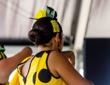 Torre Del Mar, İspanya - Latin dans dans grup tarafından İspanyol müzik, ritim 22 Temmuz 2018 göstermek gençlik halk kostümleri seyirci önünde dans gösterisi gerçekleştirme